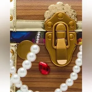 Borsa A Tracolla Betsey Johnson Kitsch A Forma Di Scrigno - Marrone - Piccola E Originale